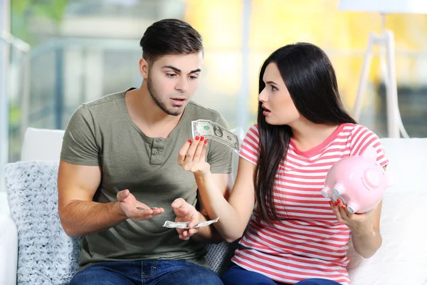 Pareja feliz contando dinero — Foto de Stock