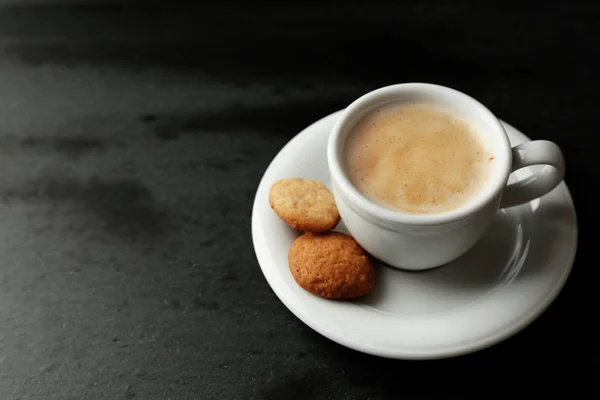 Tasse Kaffee auf grauem Hintergrund — Stockfoto