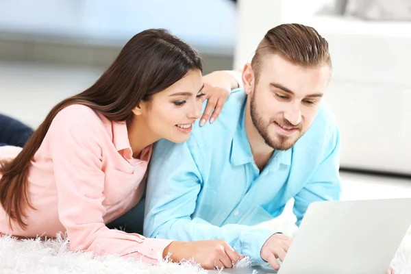 Coppia felice che lavora sul computer portatile — Foto Stock