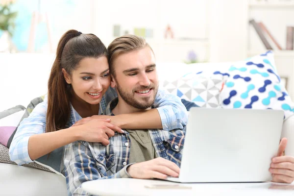 Coppia che lavora con un computer portatile a tavola — Foto Stock