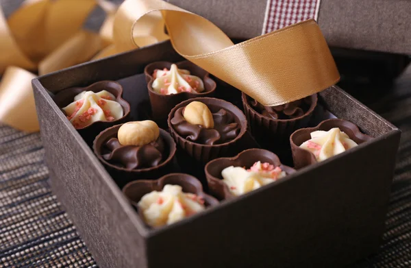 Schokolade Bonbons auf Stoff Hintergrund — Stockfoto