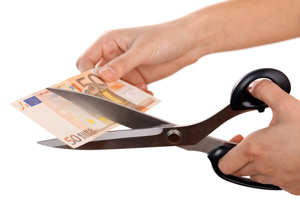 Руки с ножницами резки евро
