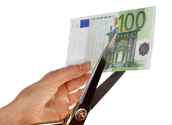 Руки с ножницами резки евро
