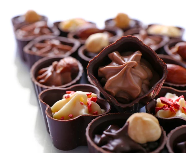 Köstliche Schokoladenbonbons auf weißem Hintergrund, Nahaufnahme — Stockfoto