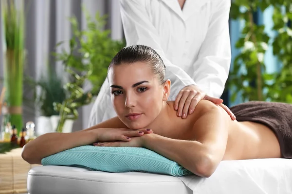 Mulher relaxante com massagem nas mãos — Fotografia de Stock