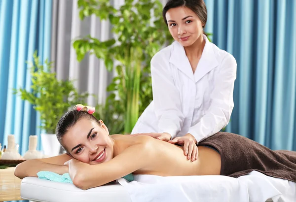Жінка розслабляється з масажем рук — стокове фото