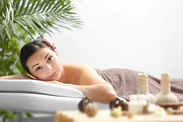 Kobieta relaks w centrum spa — Zdjęcie stockowe