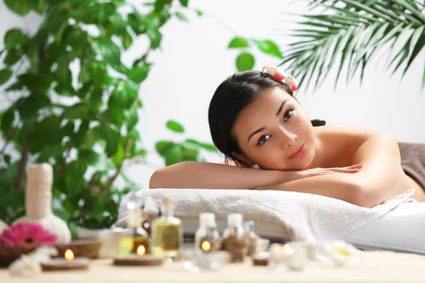 Femme relaxante au spa de beauté — Photo