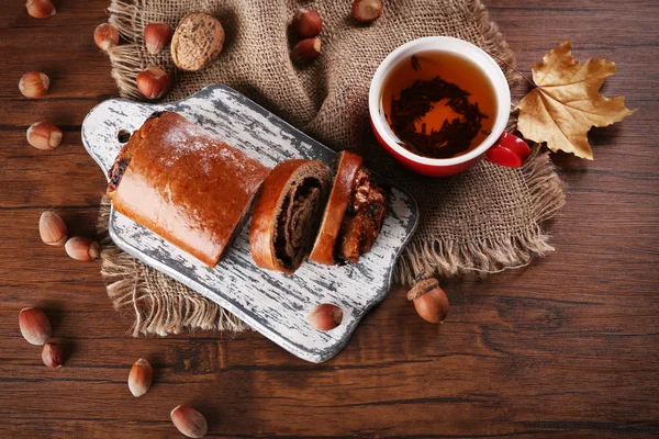 Tazza di tè con decorazioni autunnali sul tavolo di legno . — Foto Stock