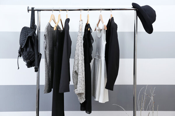 Женская одежда на вешалках
 