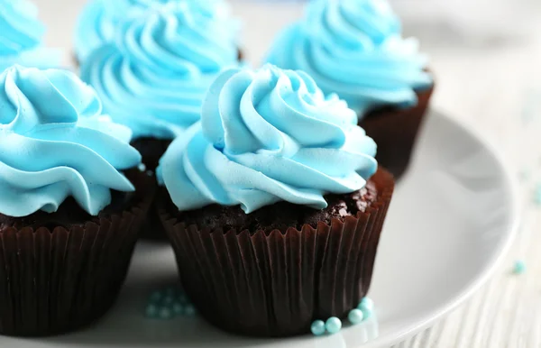 Cupcakes azules sobre mesa de madera — Foto de Stock