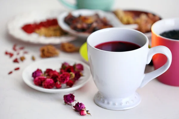 Xícara de chá com chá seco aromático em fundo de madeira — Fotografia de Stock