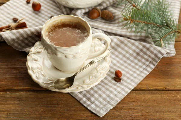 Tasse de café et branche d'arbre de Noël sur la serviette — Photo