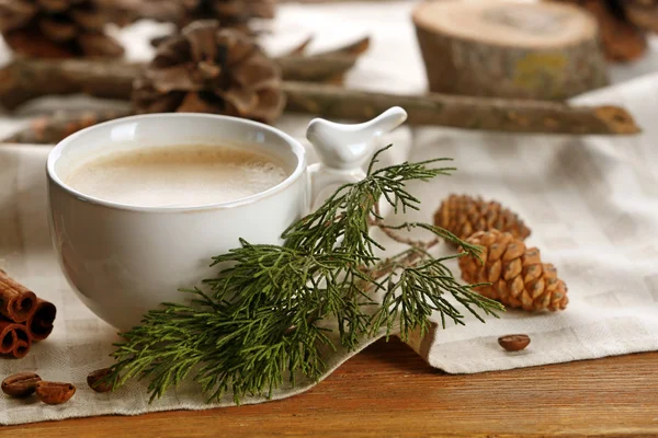 Tazza di caffè su tovagliolo su sfondo di legno — Foto Stock