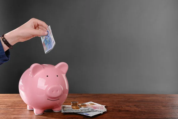 Mujer poniendo billete en euros —  Fotos de Stock