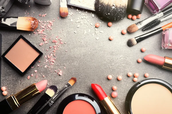 Marco de cosméticos decorativos y accesorios para maquillaje sobre fondo gris —  Fotos de Stock