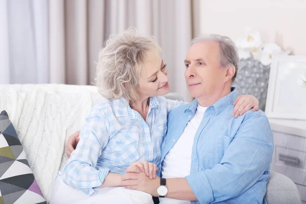 Pareja madura abrazándose juntos —  Fotos de Stock