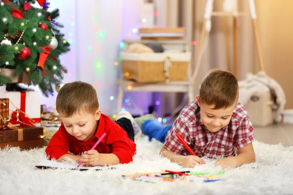 Due simpatici fratellini a Natale — Foto Stock