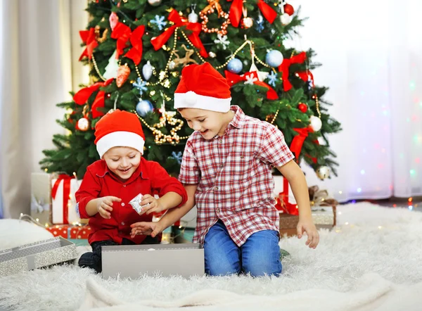 Dos hermanos pequeños lindos en Navidad —  Fotos de Stock