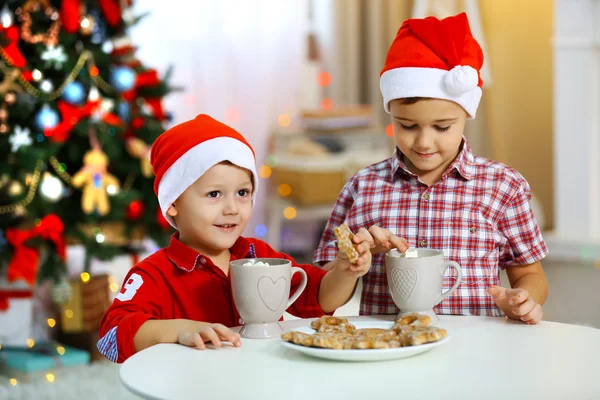 İki sevimli küçük kardeş Noel — Stok fotoğraf