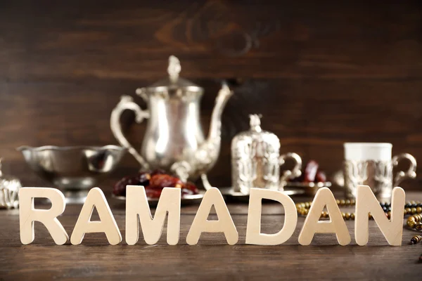 A Word Ramadan szolgálják fel a fából készült háttér — Stock Fotó
