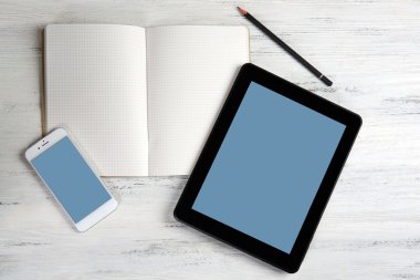 Modern cep telefonu, tablet ve defter 