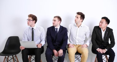 İşadamları sandalye üzerinde oturan 