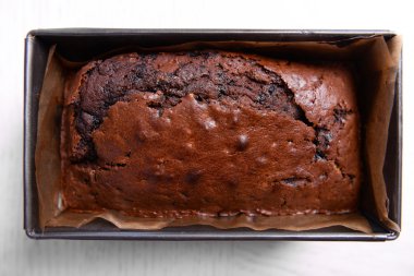 Beyaz masa üzerinde pişirme çanağı içinde çikolatalı kek