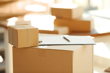 Teslimat kavramı. Parsel pano ile grup, yakın çekim