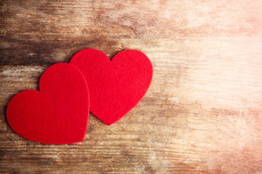 Kırmızı kalpler keçe 