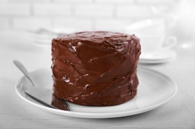 Fakat blade için açık renkli bir plaka üzerinde çikolatalı kek