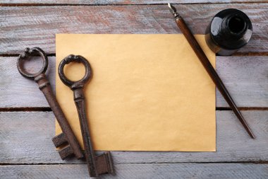 Kağıt, mürekkep ve kalem mavi ahşap arka plan üzerinde eski tuşları kapat