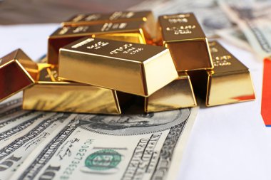 Kağıt arka plan üzerinde Doları banknot ile altın Bar