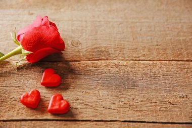 Küçük kalpler ile güzel gül