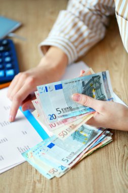 Masada para sayan bir kadın.