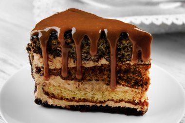 Ahşap masa portre karamel ile çikolatalı kek parçası