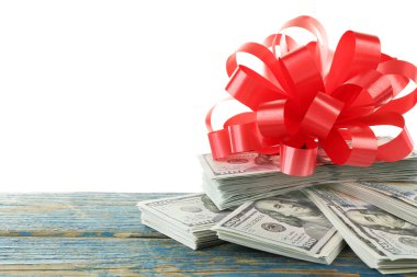 Fiyonklu hediye beyaz izole olarak dolar yığını