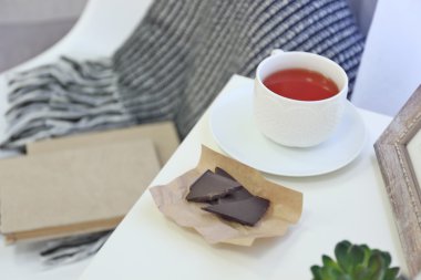 Bir fincan çay, çikolata, kitap ve battaniye odasında