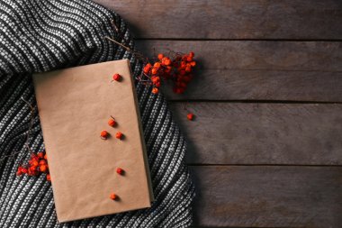 Natürmort odasında kitap ile