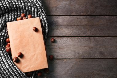 kitap, fındık ve yün battaniye