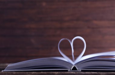 Ahşap arka plan bulanık kitap sayfalarında yürekten