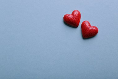 Sevgililer kalpler turkuaz arka plan üzerinde