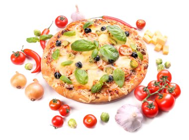 Beyaz izole lezzetli taze pizza