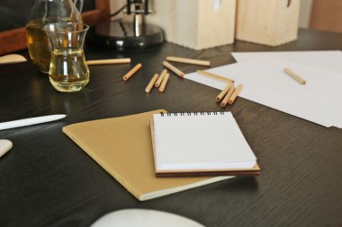 Defter ve kalem masada 