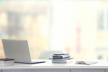 Çalışma alanı ile masa üstünde laptop