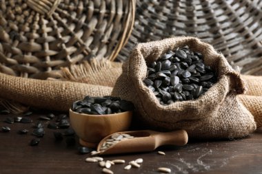 Ahşap masa arka planda, closeup çantada ayçiçeği tohumu