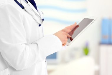 Doktor ofisinde tablet ile