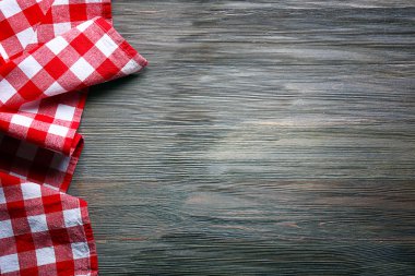 Tahta arka planda karalanmış peçete