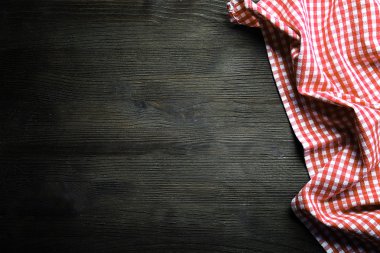 Tahta arka planda karalanmış peçete