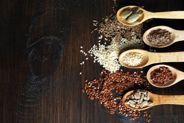 Tablo, closeup tahta kaşıklar içinde çeşitli tohum